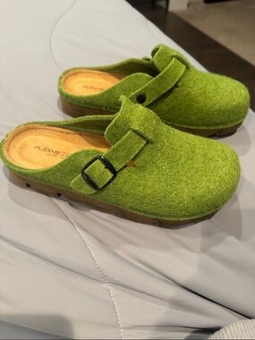 NWOB Women’s Green Felt Slip-On Clog with Buckle